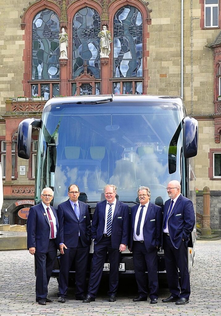 Moderne Vier-Sterne-Reisebusse