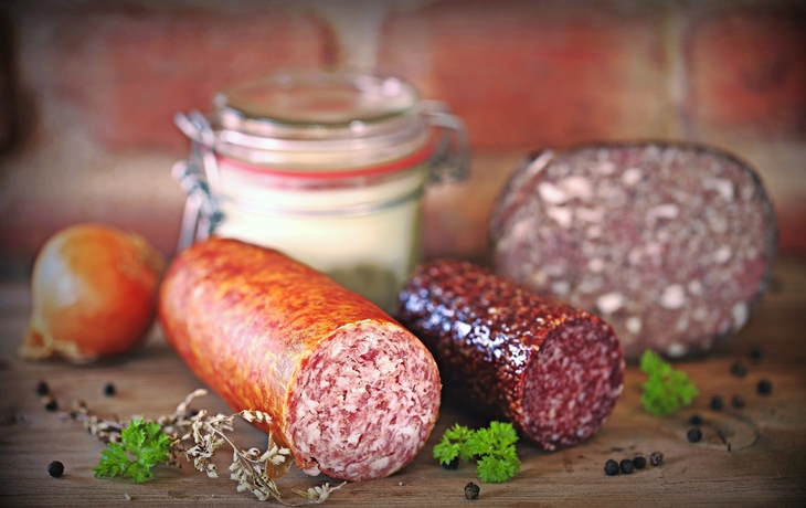 frische Wurst aus eigener Herstellung