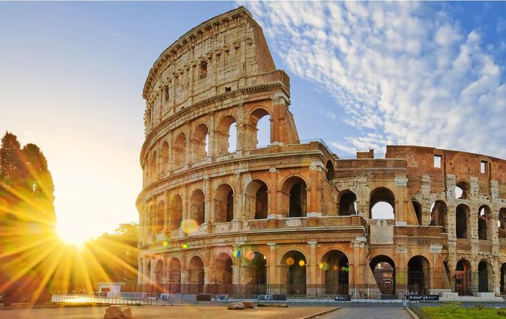 Kolosseum in Rom und Morgensonne, Italien