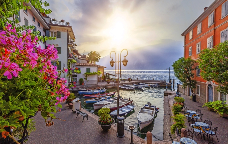 Sonnenaufgang im Hafen von Limone am Gardasee, Brescia, Lombardei, Italien